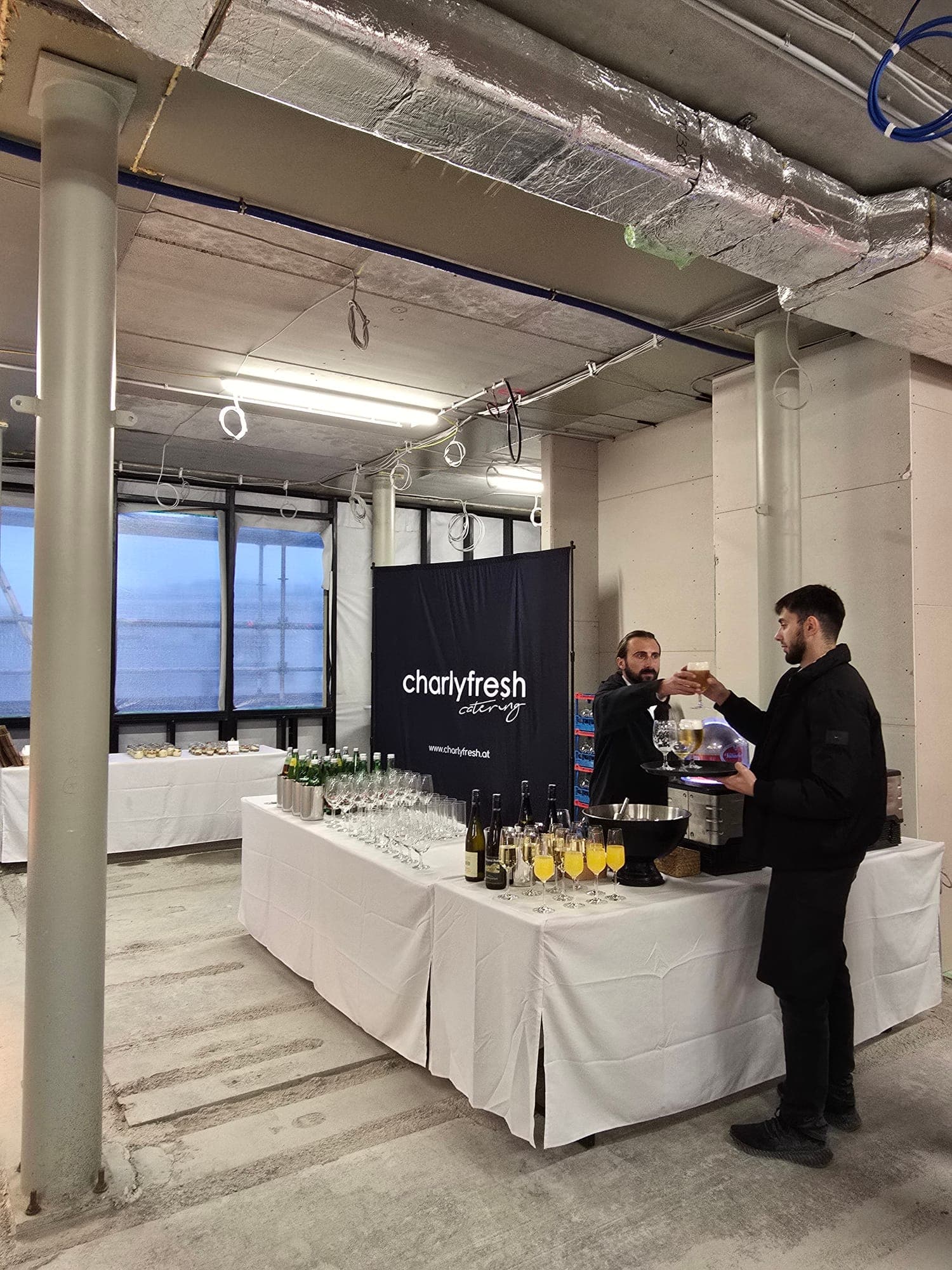 Das Team von charlyfresh catering an der gebrandeten Catering-Station