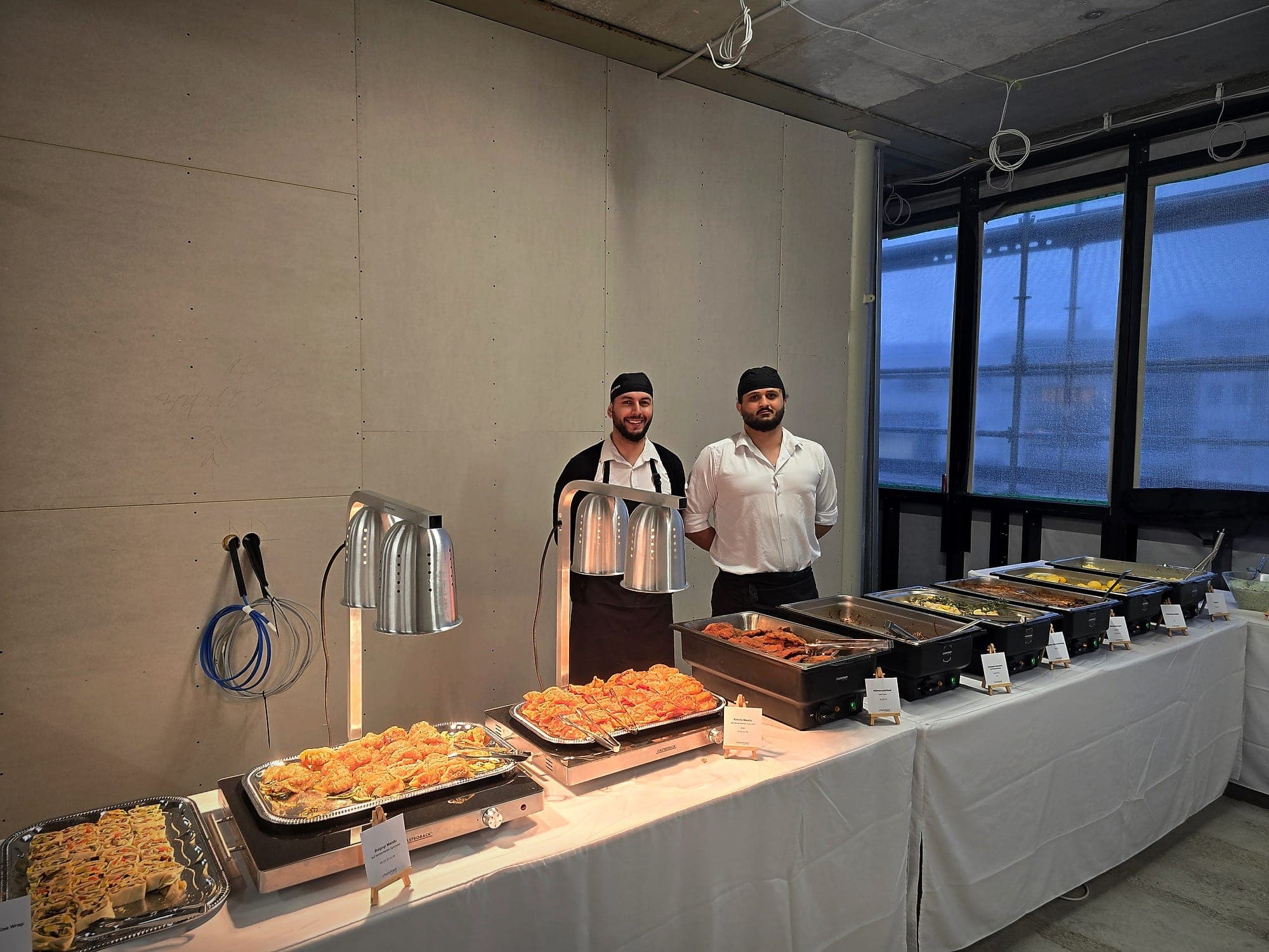 Das Team von charlyfresh catering an der gebrandeten Catering-Station