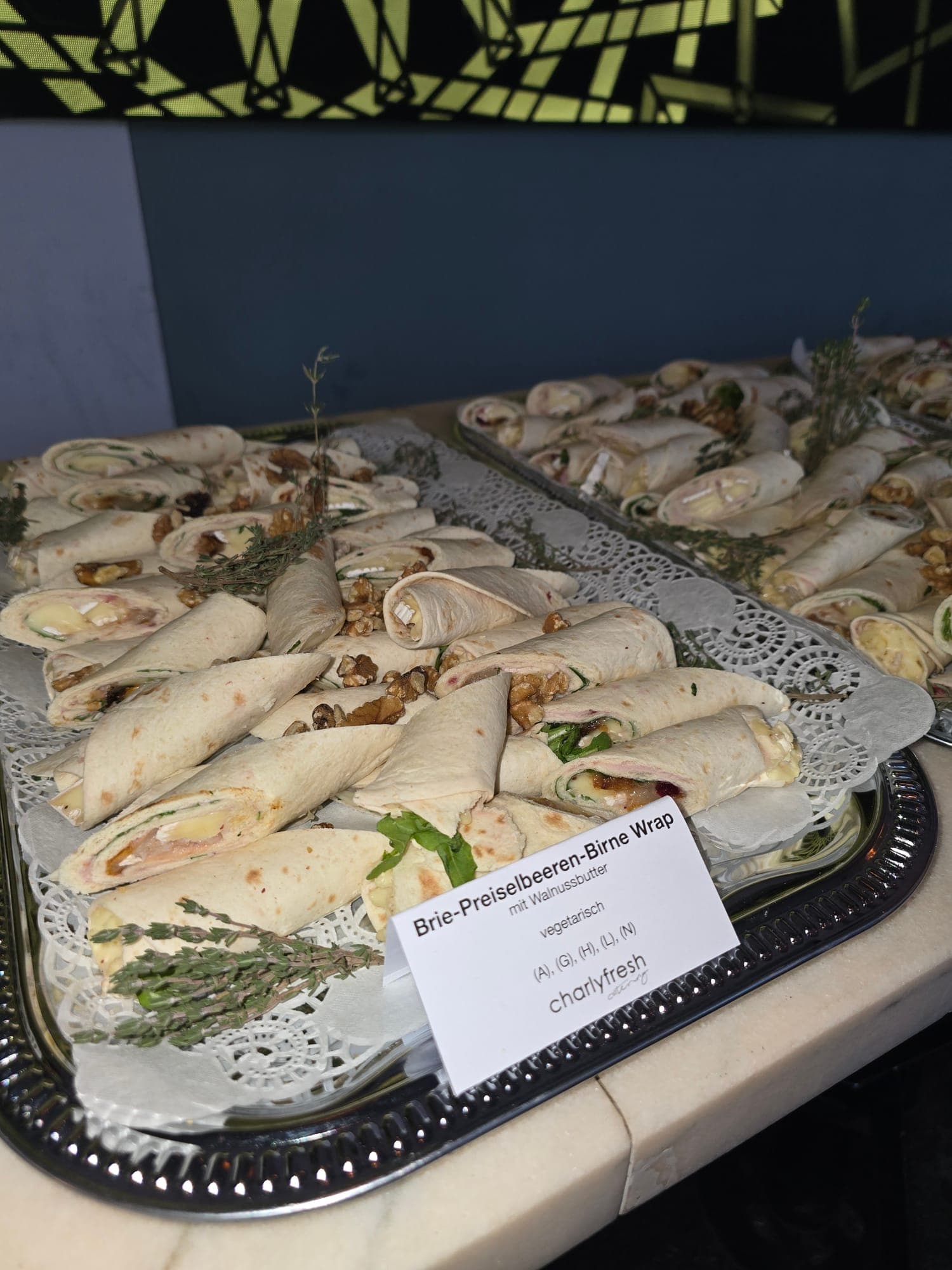 charlyfresh Wraps mit Allergen-Kennzeichnung, frisch gerollt fürs Büro-Catering in Wien