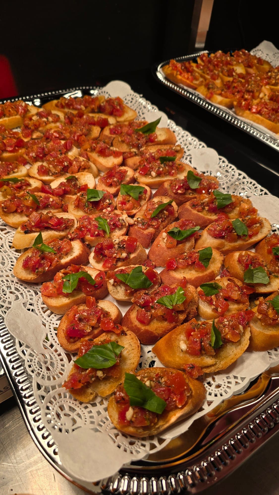 Flying Buffet von charlyfresh — Lachs-Crostini und Fingerfood auf der Etagère