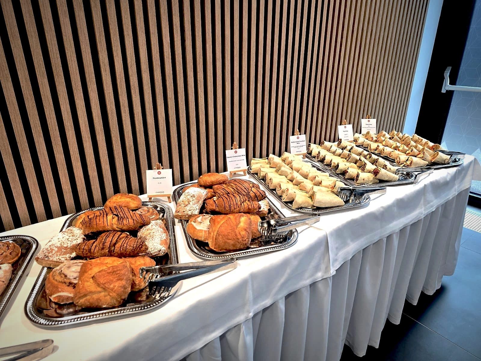 Kaffeepause-Catering von charlyfresh — Buffet mit Croissants, Gebäck und Wraps für ein Seminar in Wien