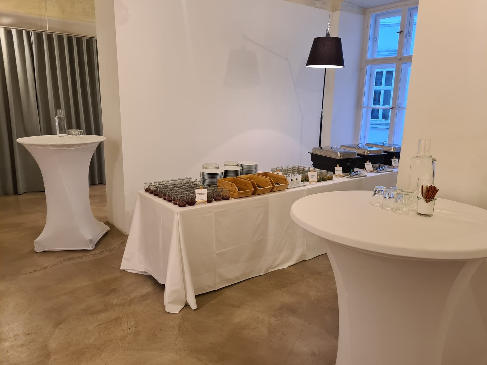 Buffet-Aufbau von charlyfresh in einem hellen Altbau-Saal in Wien