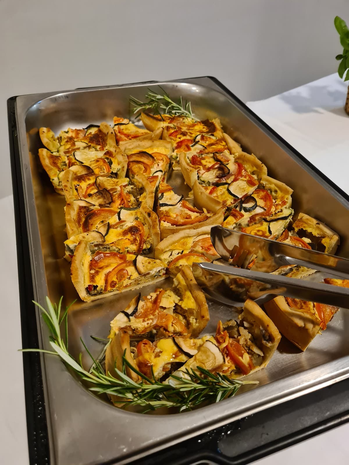 Frisch gebackene Quiches am Event-Buffet von charlyfresh