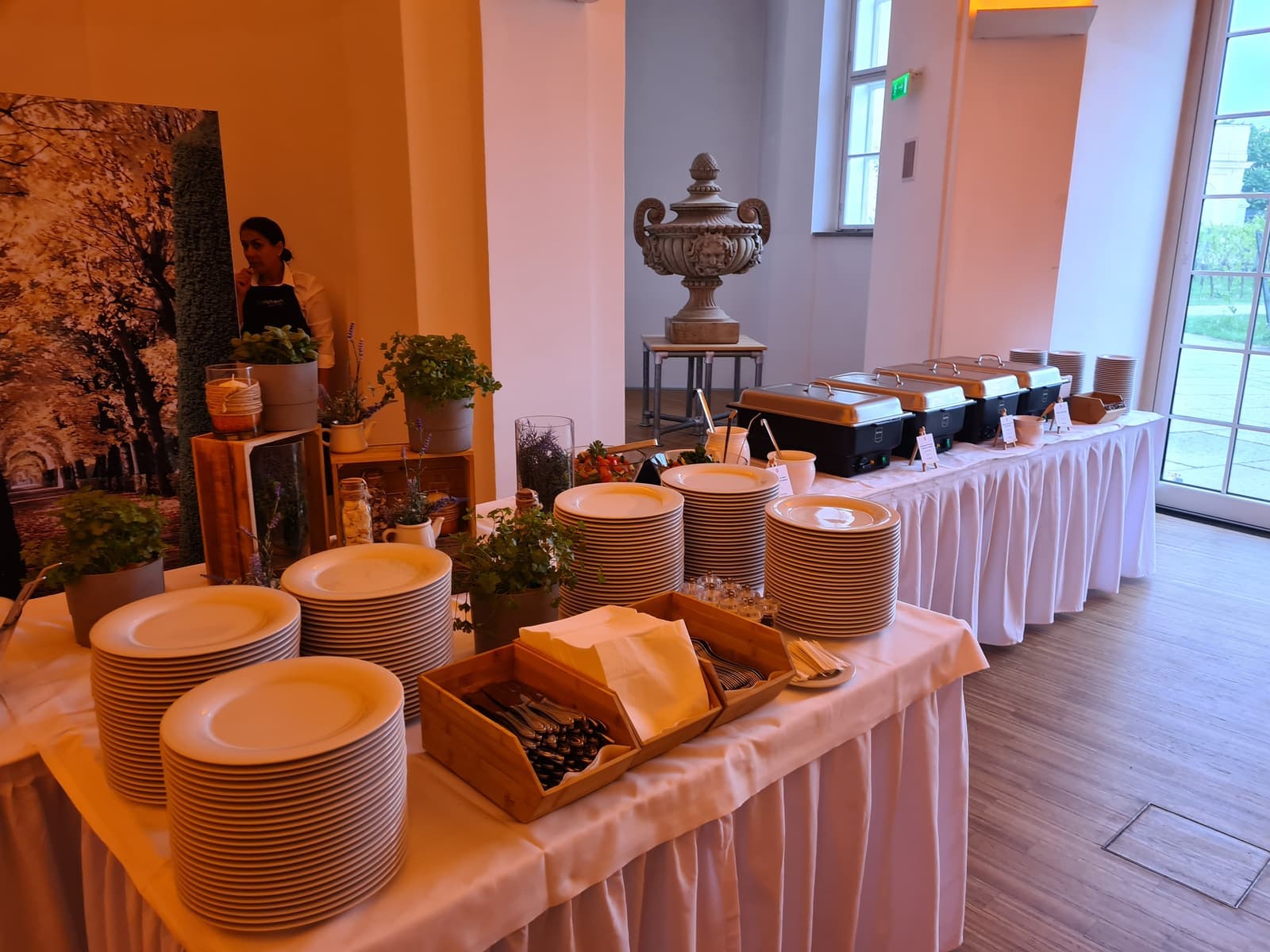 Rustikales Buffet mit Brot, Aufstrichen und Weckgläsern