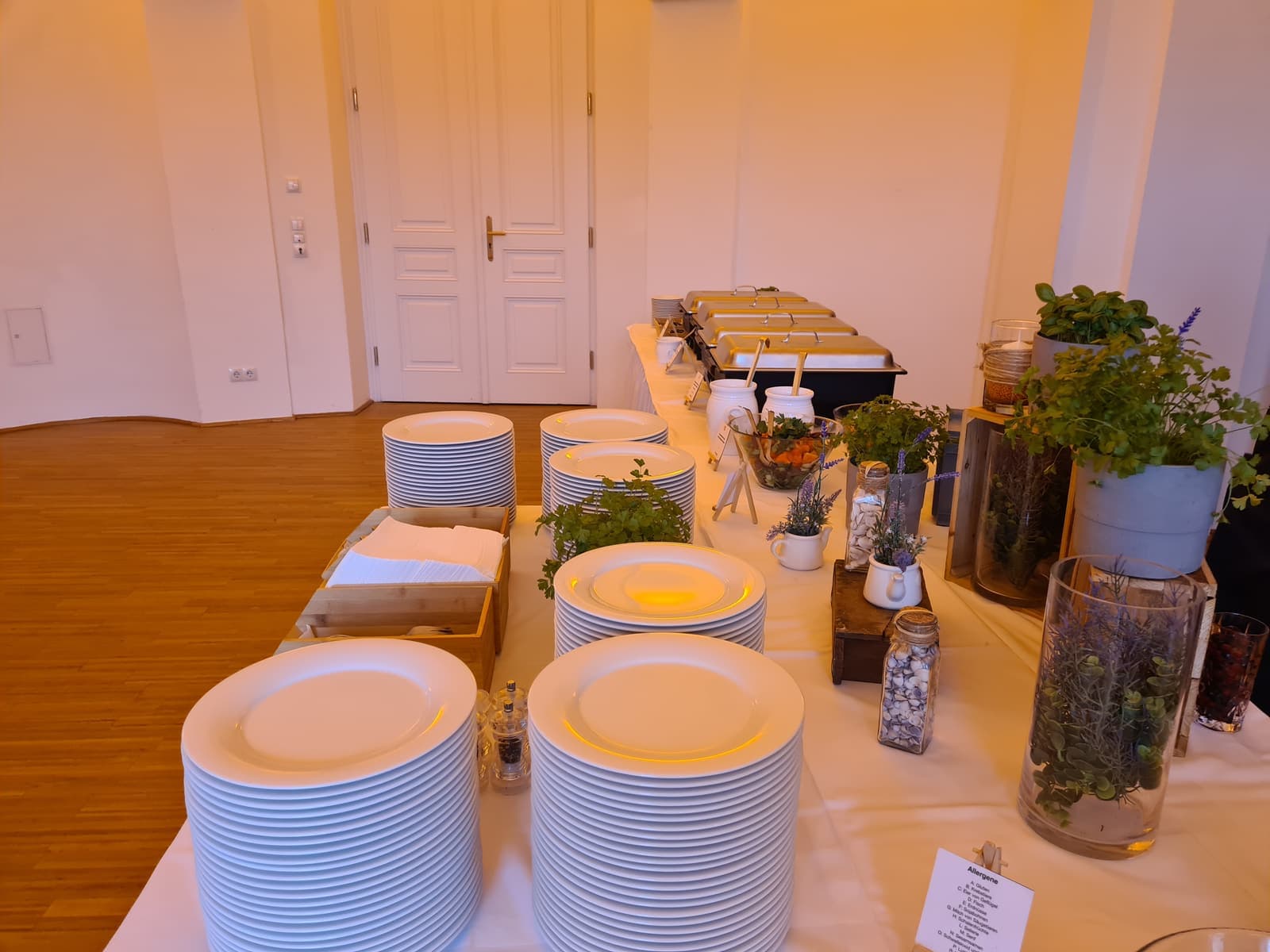 Festlich eingedeckte Buffettische von charlyfresh in historischem Ambiente