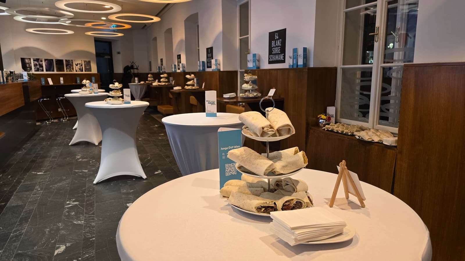 Flying-Buffet-Etagere mit Fingerfood bei einer Firmenfeier