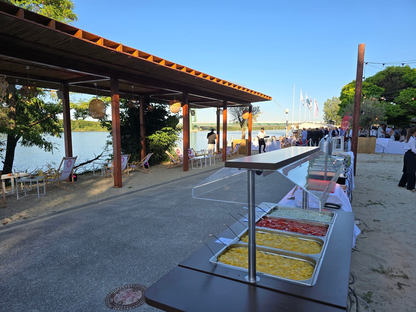 Sommerevent im Freien — Buffet von charlyfresh direkt am Wasser