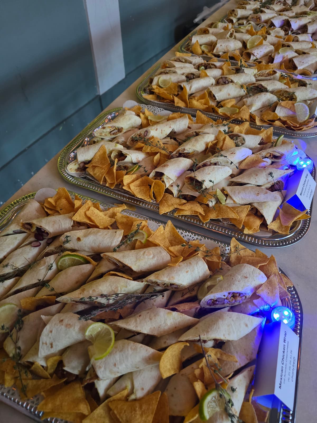 Frisch gerollte Wraps mit charlyfresh-Kärtchen und Allergen-Kennzeichnung