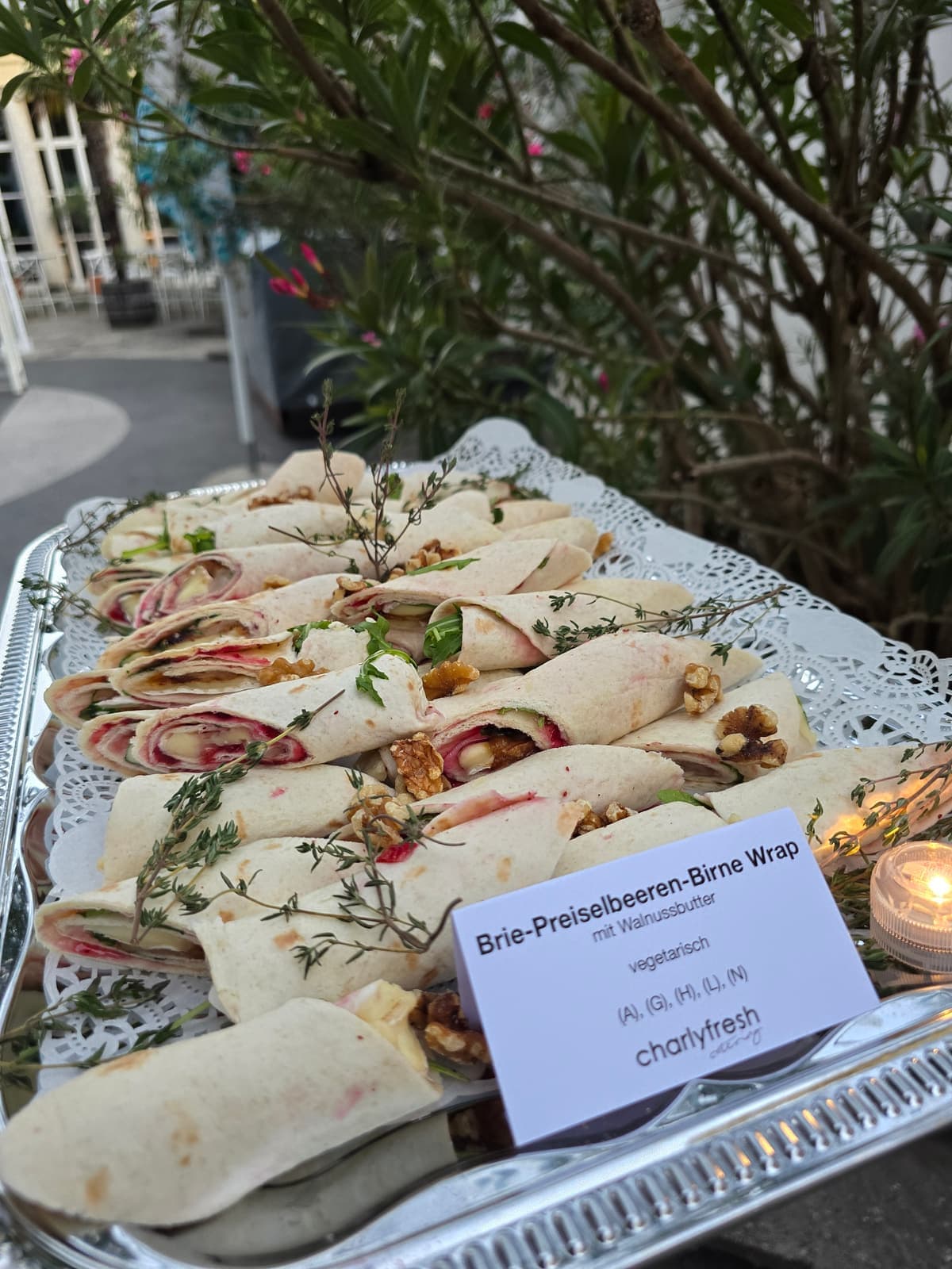 Wrap-Platte mit Zitrone und frischen Kräutern am Buffet