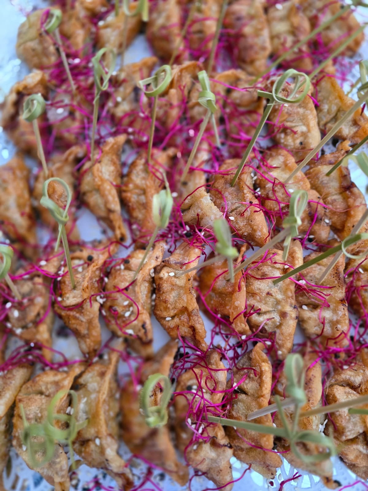 Herzhafte Spieße frisch angerichtet am Event-Buffet