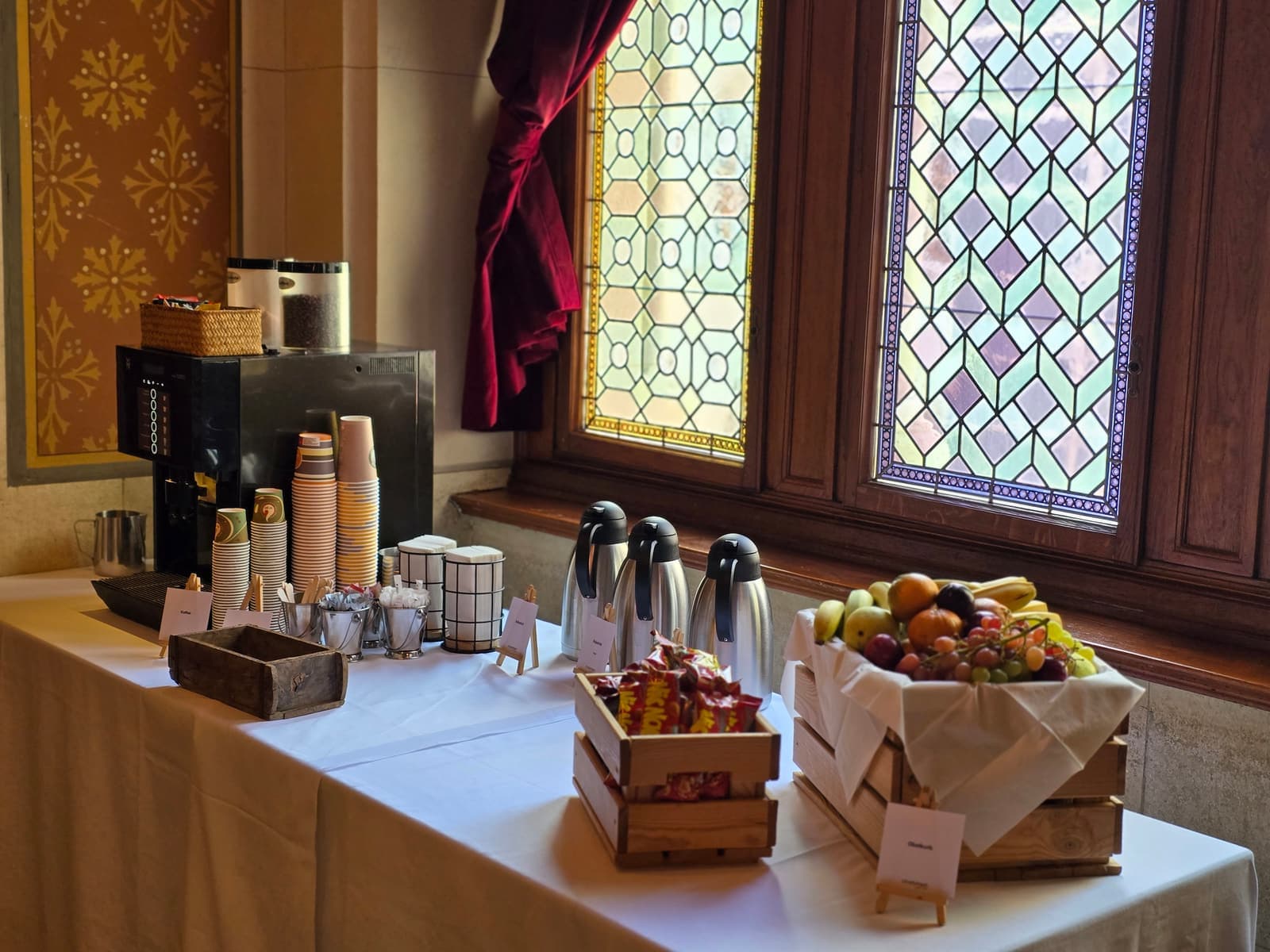 Kaffee-Station von charlyfresh in einem historischen Saal