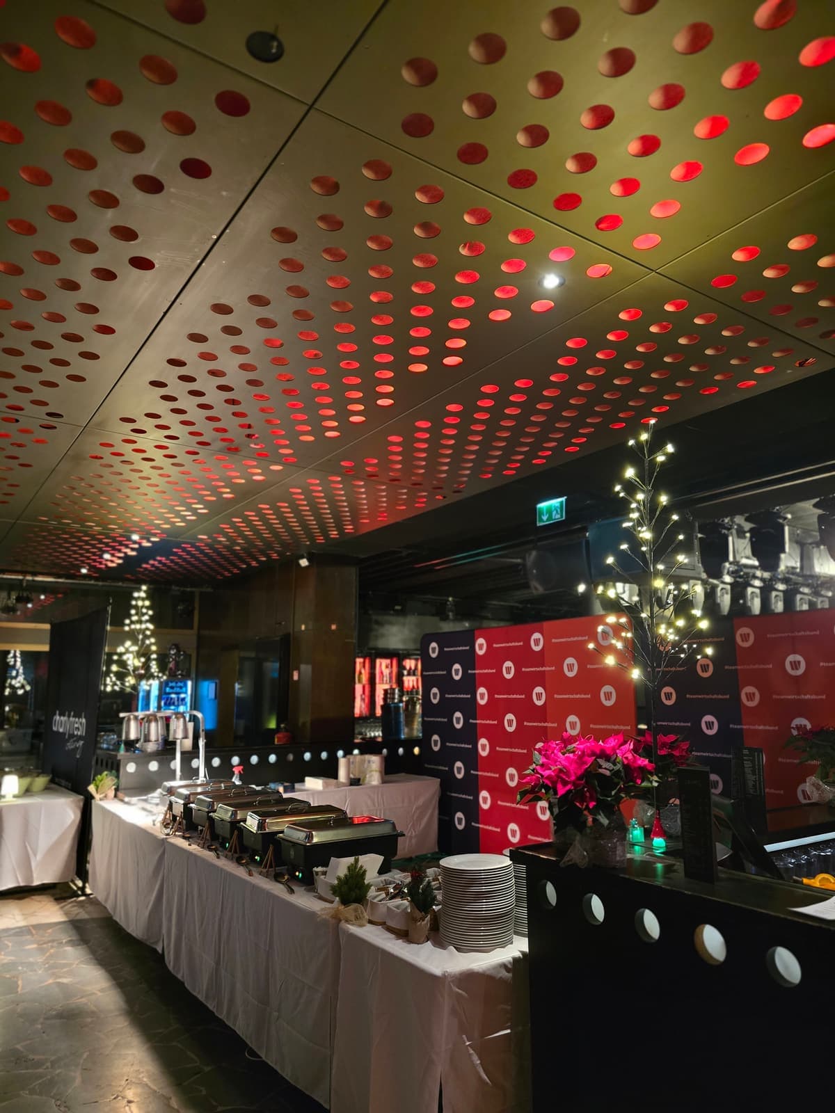 Winterliches Event-Buffet, festlich dekoriert