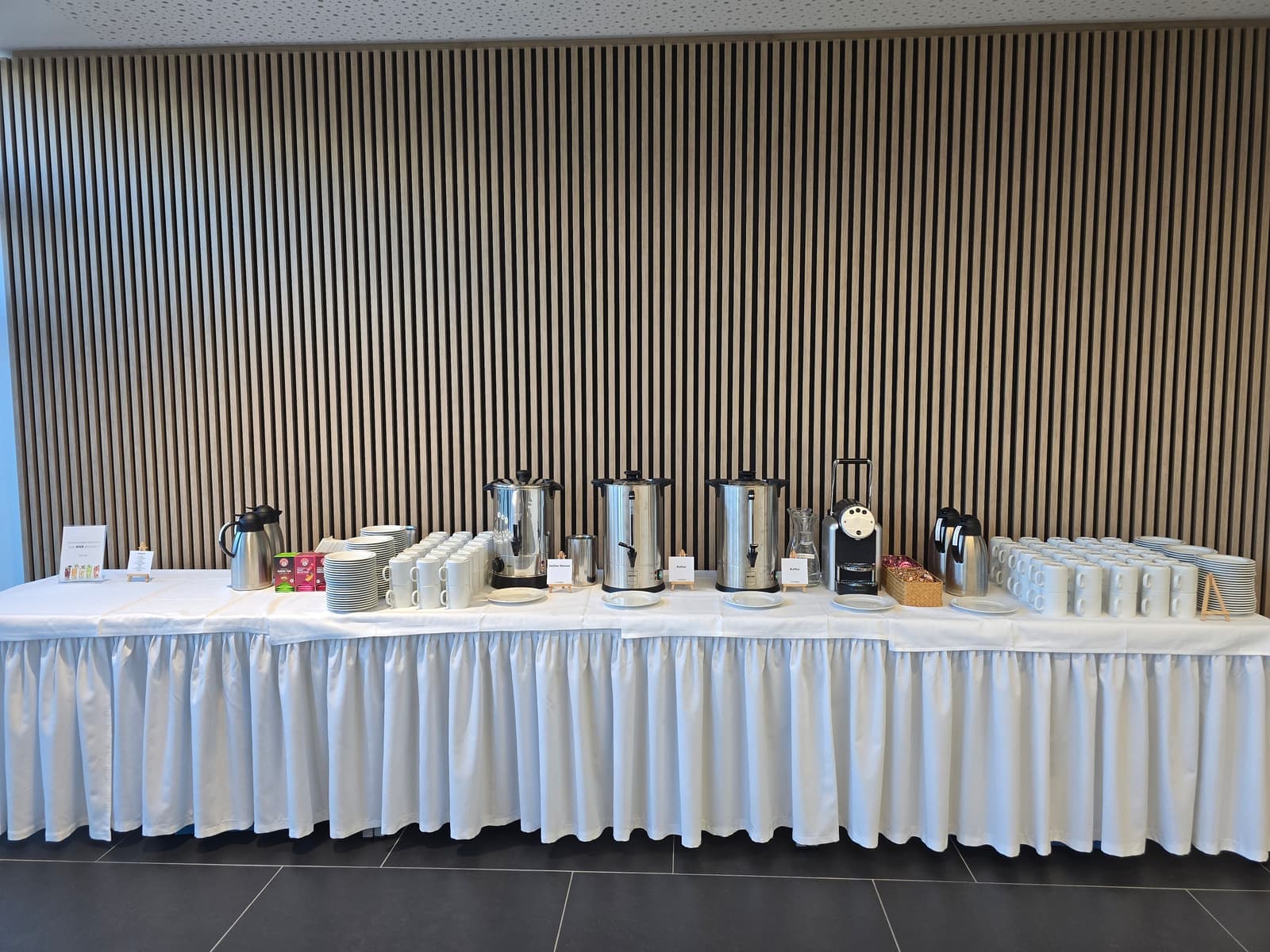 Kaffee- und Teestation für ein Business-Frühstück im Seminarraum