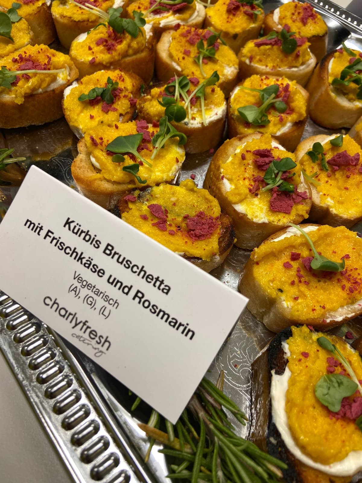 Kürbis-Bruschetta mit Frischkäse und Rosmarin — Fingerfood von charlyfresh