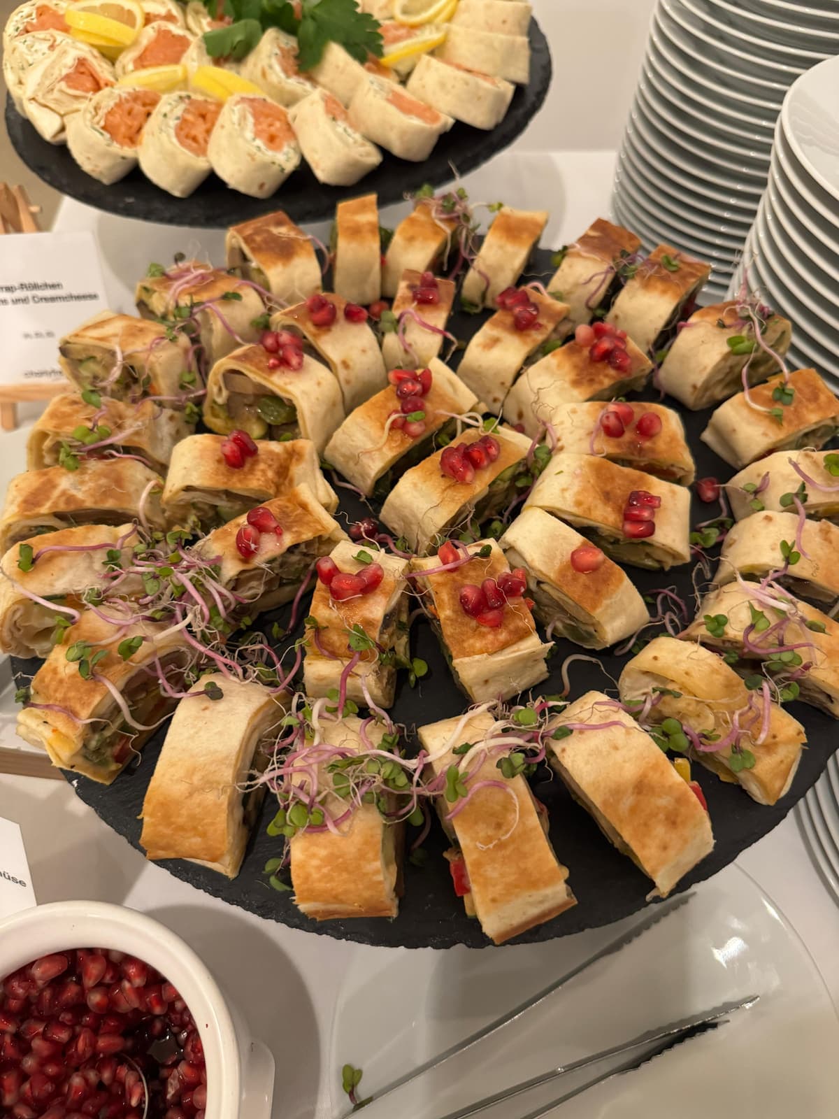 Gefüllte Strudel-Röllchen mit Granatapfel, dekorativ angerichtet
