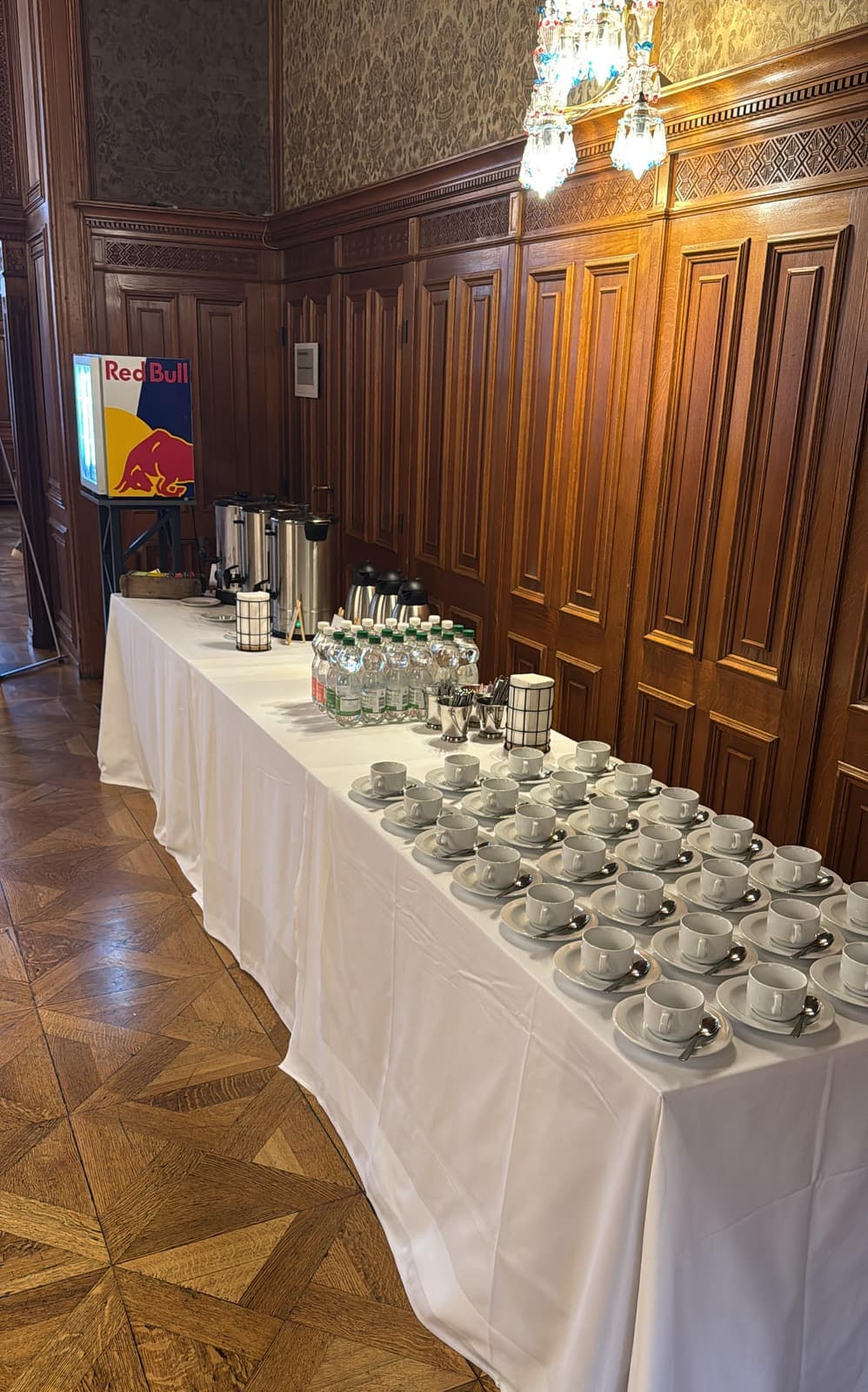 Tassen und Kaffeespender bereit für die Konferenzpause