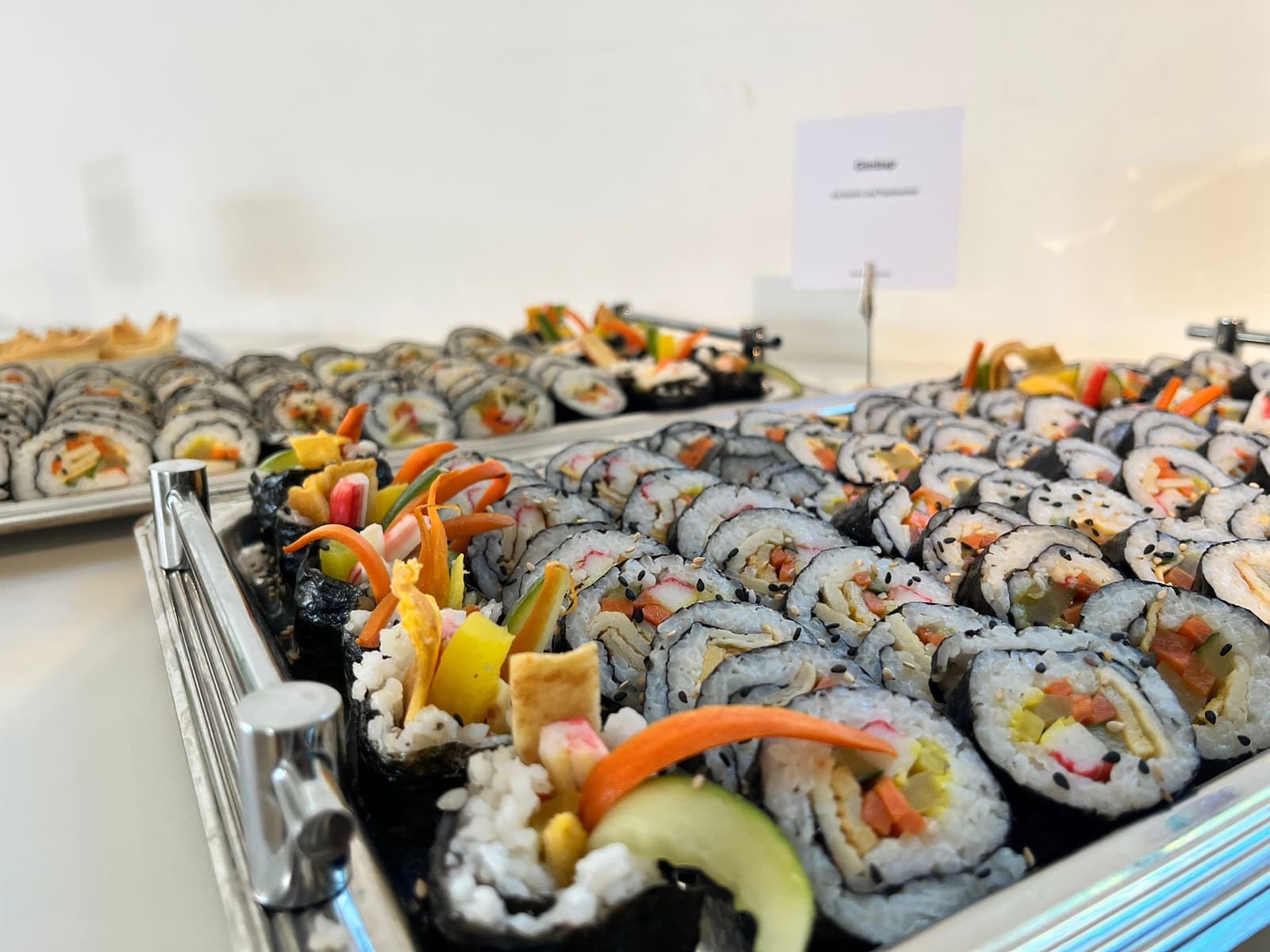 Frische Sushi-Platten am Buffet von charlyfresh