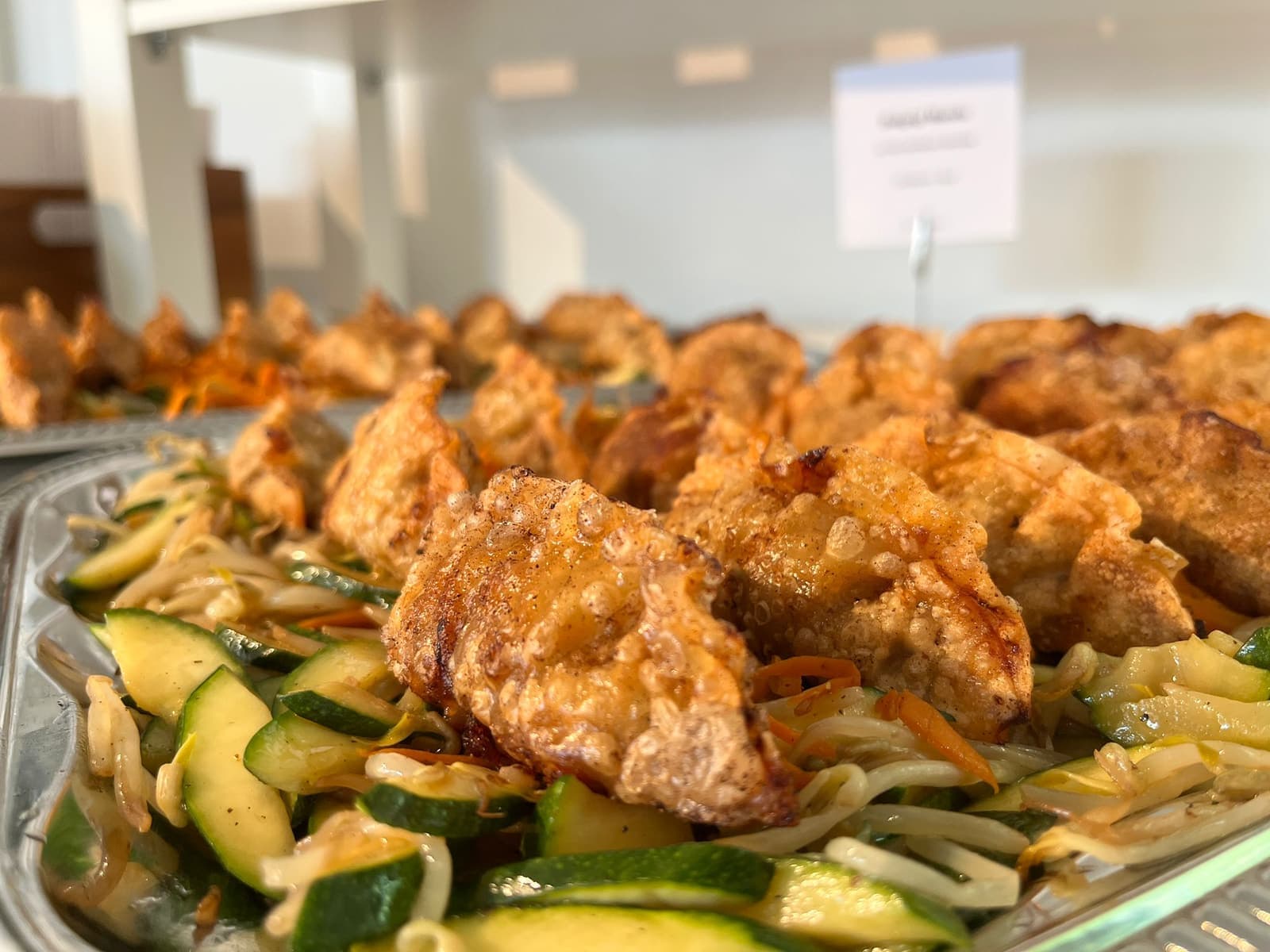 Knusprig frittierte Snacks am Fingerfood-Buffet