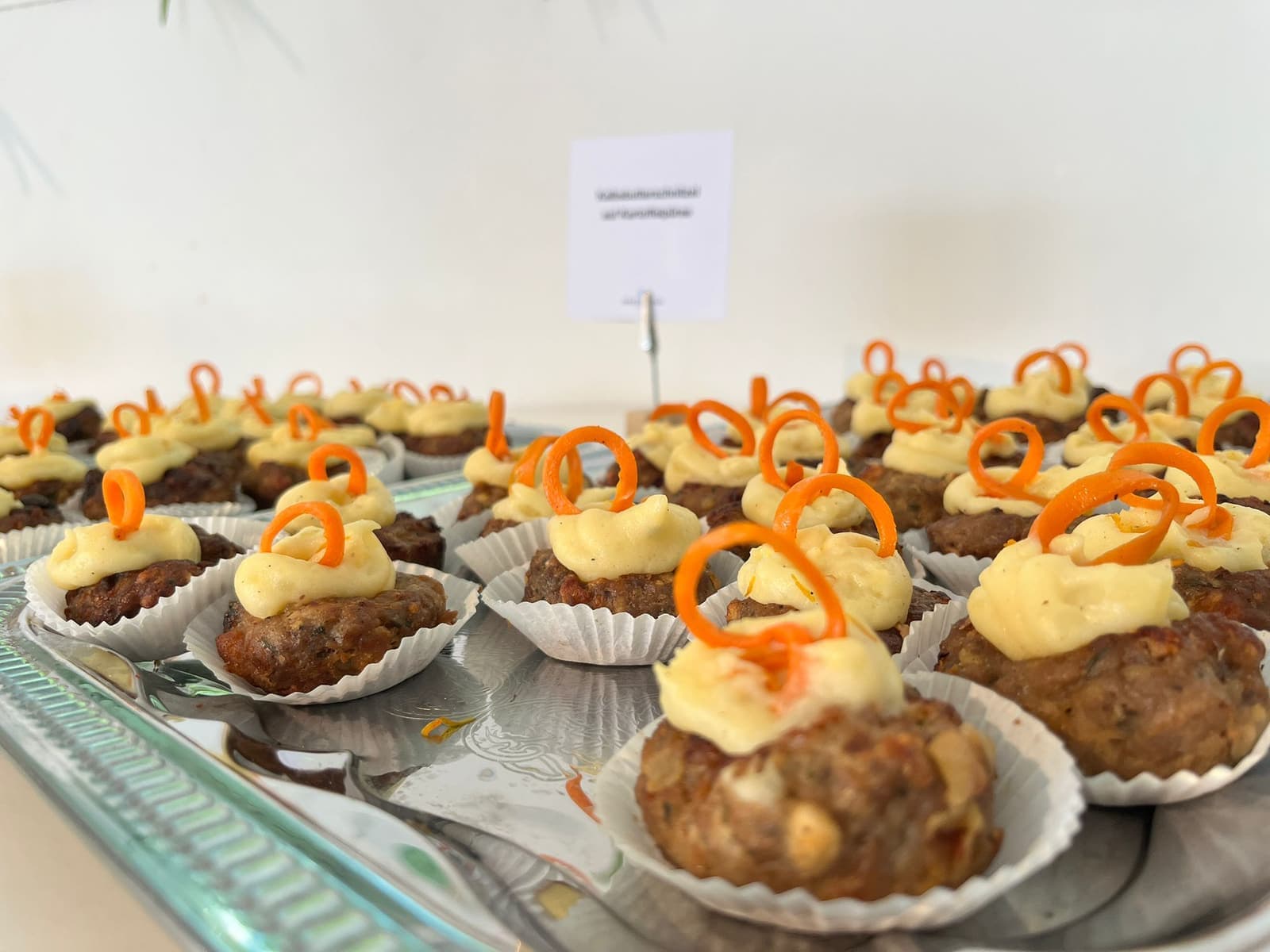 Faschierte Bällchen mit Püree-Haube, garniert angerichtet