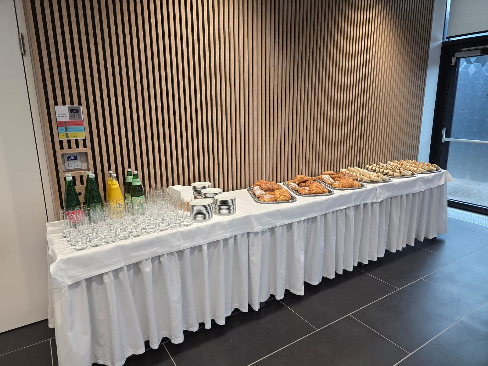 Frühstücksbuffet von charlyfresh im hellen Meetingraum